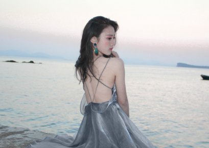 海边谁还穿“比基尼”啊，瞧瞧下图女人穿“漏背装”，性感又迷人