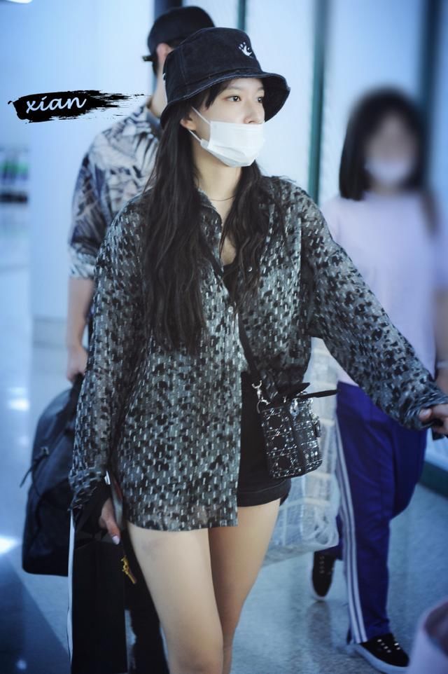 20岁程潇和23岁吴宣仪秀美腿，却穿出了筷子腿和锥子腿的差距！