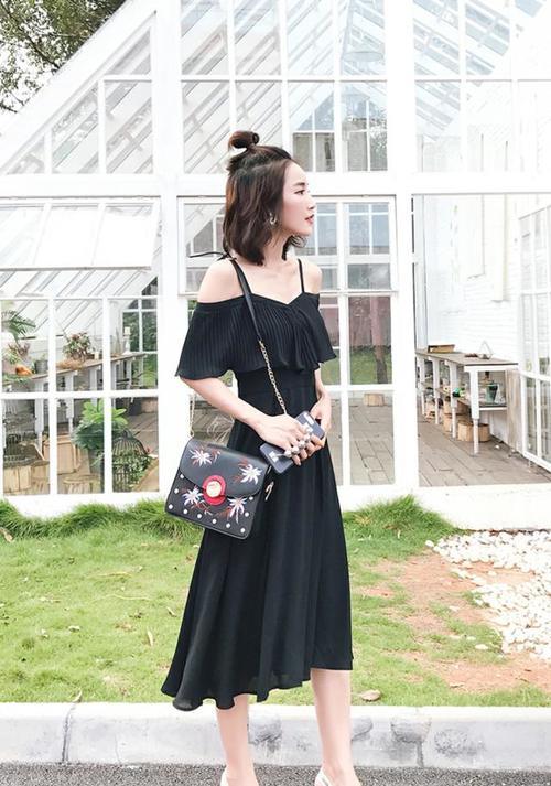 路人街拍，小姐姐的身材非常的匀称，看上去带着淡淡的性感