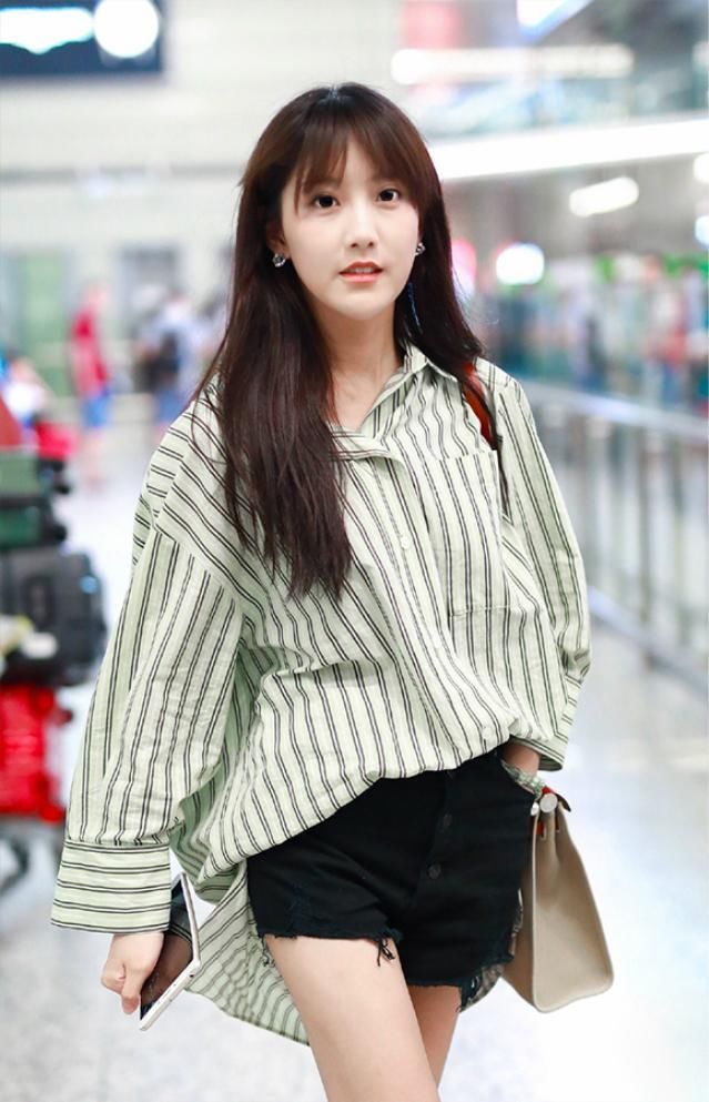 没有大长腿就别穿”狗啃式“短裤，杨超越成短腿，紫宁惨变五五分