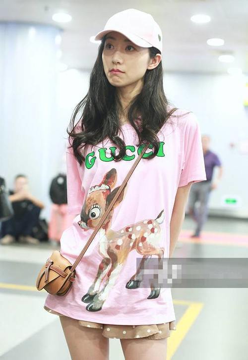 韩雪真豁得出去，短裙都要和上衣一边齐了，她转身的瞬间我沉默了