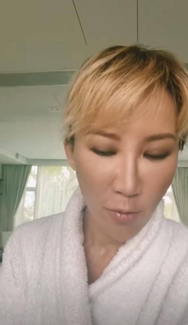「穿衣」被李玟素颜吓到了!45岁还没老妈时髦显年轻,这张脸到底经历了啥