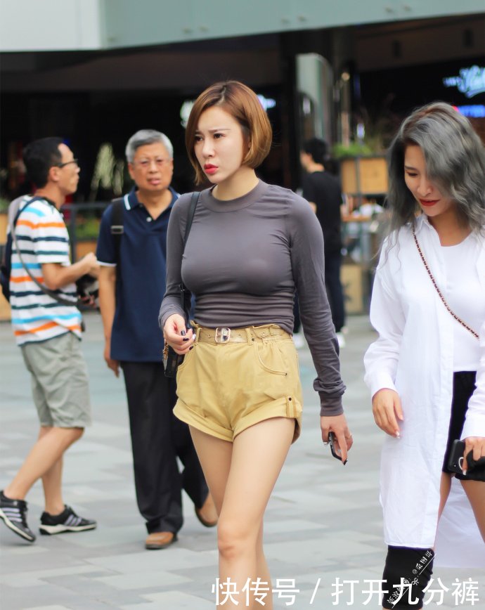 街拍：温婉耐看的小姐姐，丰腴有致,性感不失清纯很漂亮！
