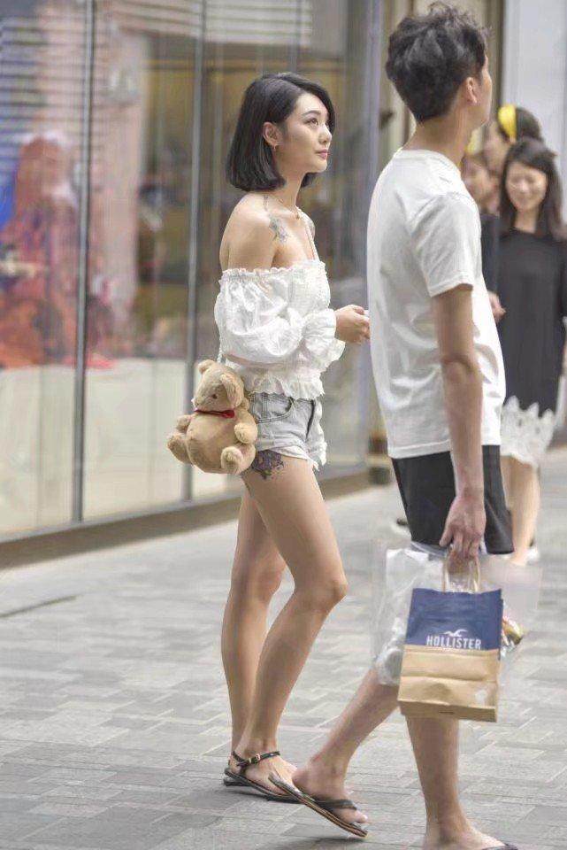 街拍: 漂亮的小姐姐都有女朋友了, 让人好生羡慕