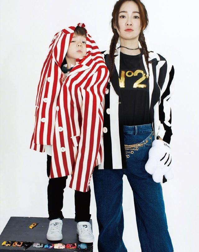 霍思燕身穿条纹衬衫+牛仔裤，气场全开，网友：15cm高跟鞋太抢镜