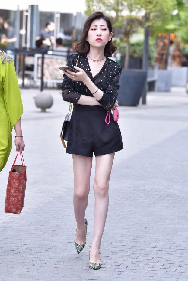 娇美小姐姐小短裤勾勒完美曲线，大秀修长美腿，这纺纱上衣有点透