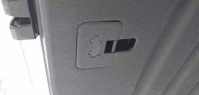 汽车上的“应急孔”，人被锁在车里打不开车门，戳一下它门就开了