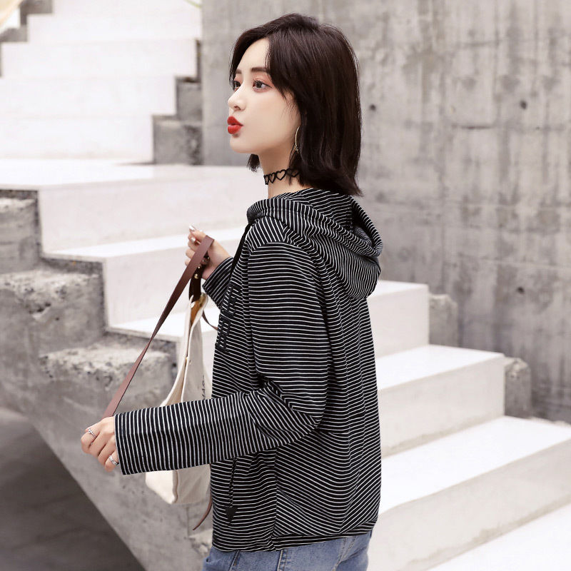 老婆把去年裙子都扔了，换上新款秋衫+小黑裤，洋气显瘦又美嫩