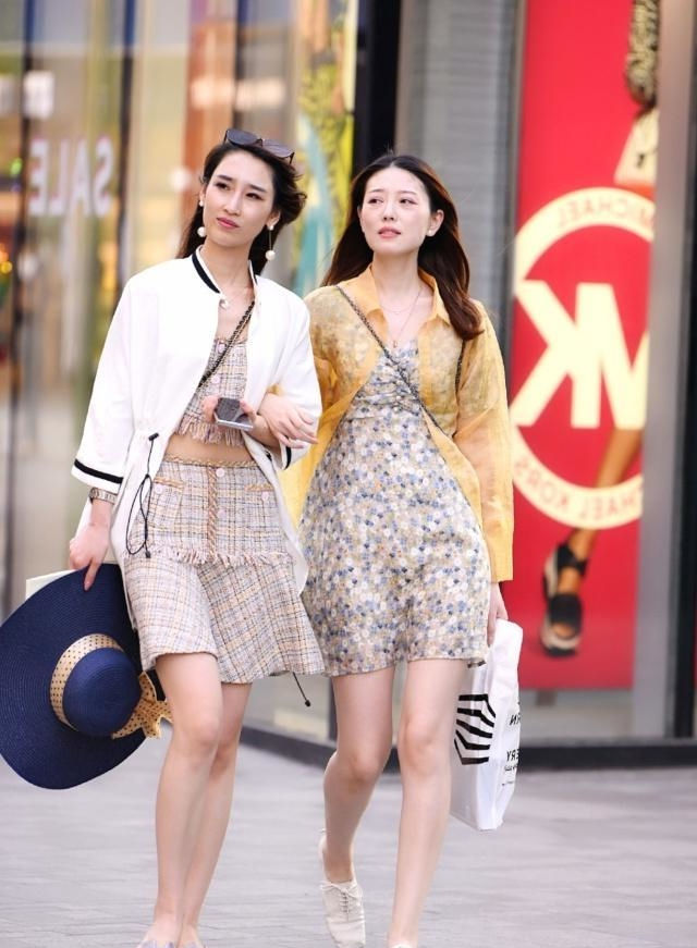  『迷人』路人街拍,姑娘清爽利落十分迷人,穿绿色的连衣裙,十分的成熟