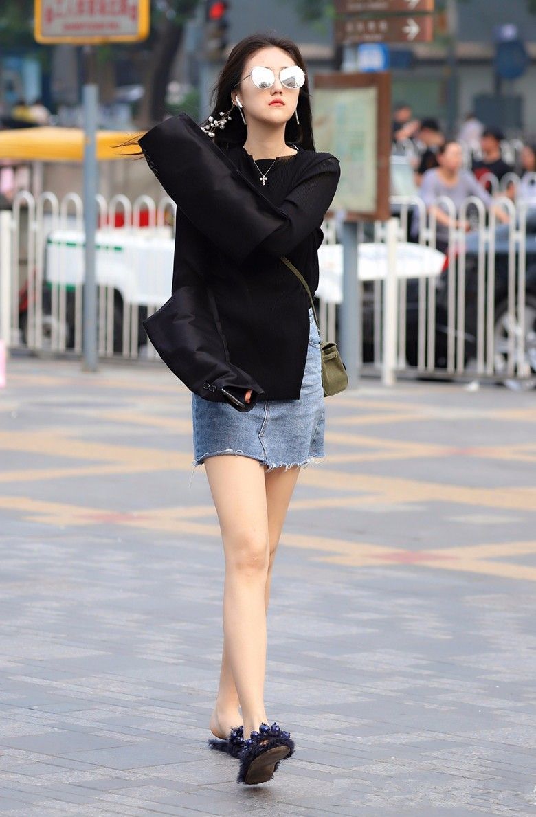 街拍：一直对披着衣服的姑娘，没有什么抗拒力