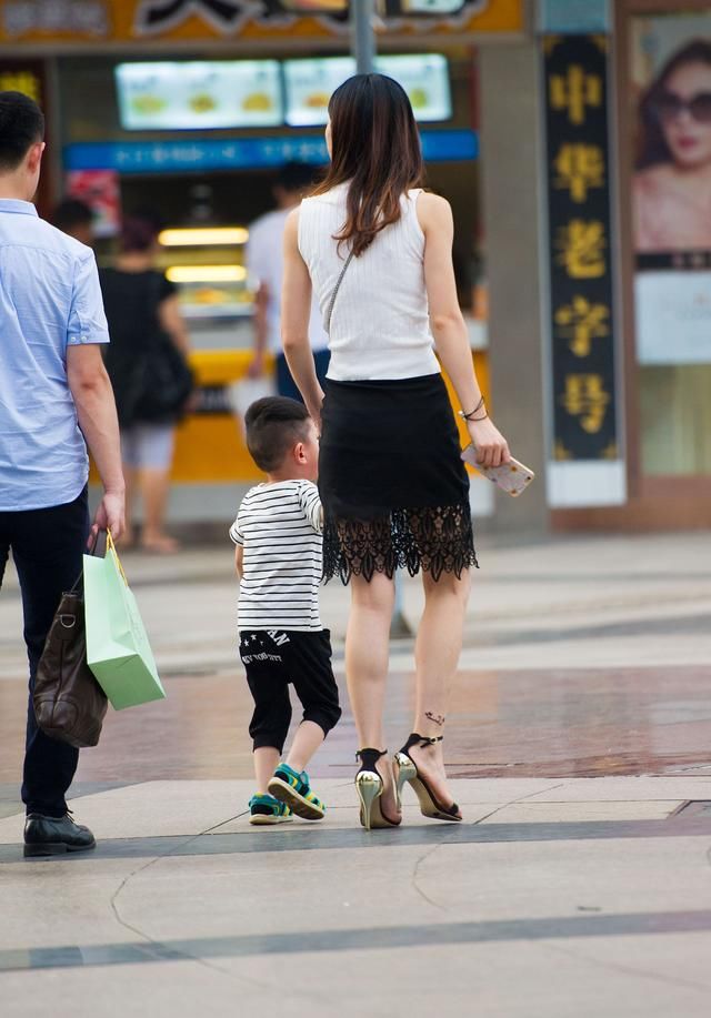 街拍路人，时尚的辣妈穿搭就是与众不同，总是给人一种迷人神秘感