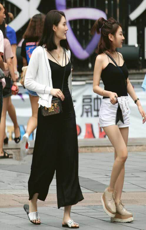 绰约多姿的打底裤小姐姐傲人身姿夺人眼球，无不令人驻足观看！