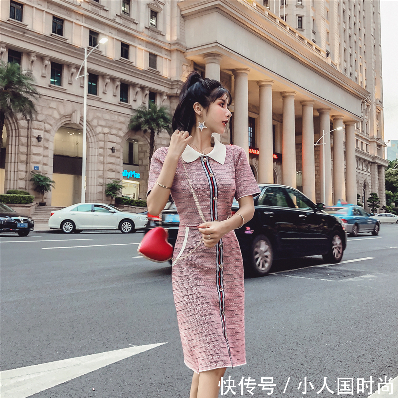 小姨真敢穿,光腿直接穿包臀裙,秀出迷人曲线,太有女人味