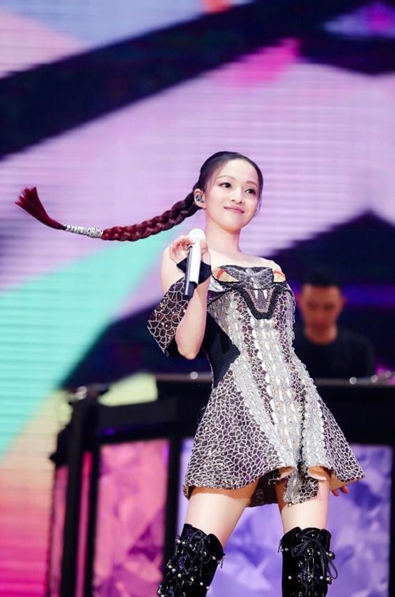 图解穿上高跟鞋秀出长腿和美足的张韶涵满满的时尚气质，真是太美