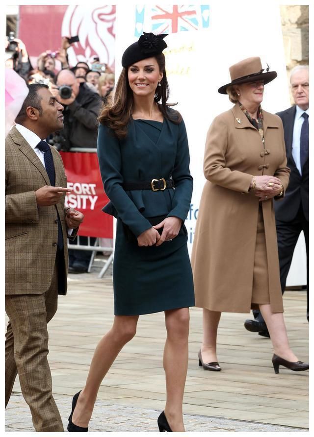 36岁的凯特王妃与西班牙王后脱下丝袜，网友：西班牙王后更迷人！