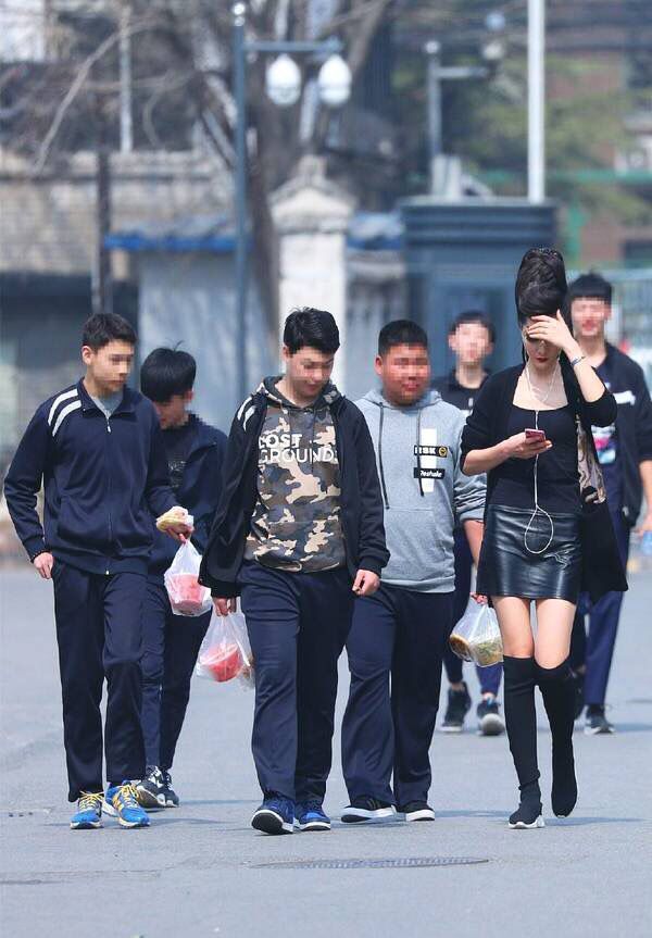 北京三里屯时尚街拍，看看雨后夏季行走在大街上的那些美女