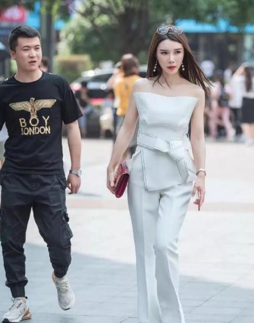  [碎花]街拍：面带微笑的美女，一条黑色碎花连衣裙，时尚达人气质