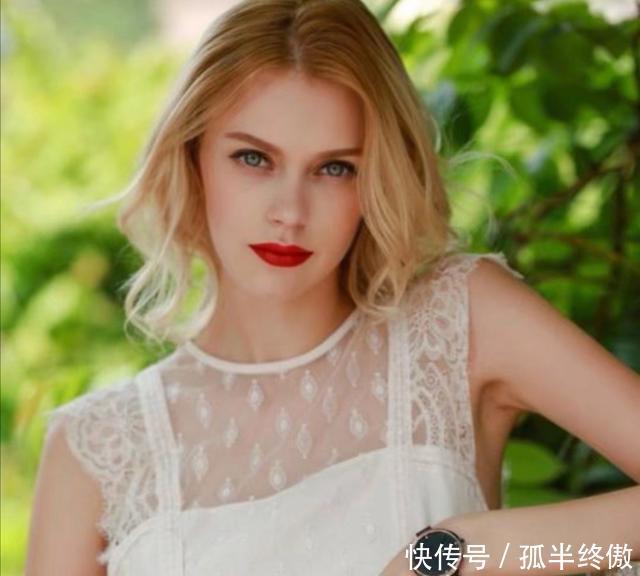  「女人」女人手腕上戴“表”还是“镯子”？代表着不同的品味，看你是哪种