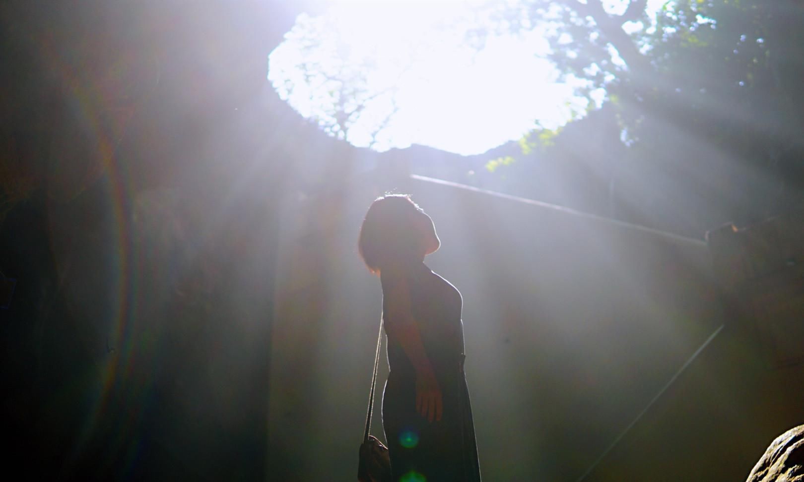 一座藏于钟乳石洞的寺庙，洞内遍布佛像，还有一副国王题字