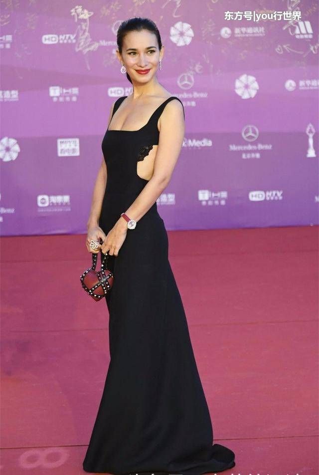 看卢靖姗穿紧身裤挺惊艳的!网友:这种裤子很挑人，穿不好就腿粗