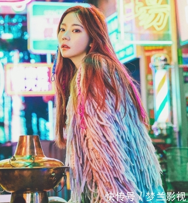 『随便』她虽在火箭少女存在感最低，却是队里衣品最好的，随便一穿都时髦