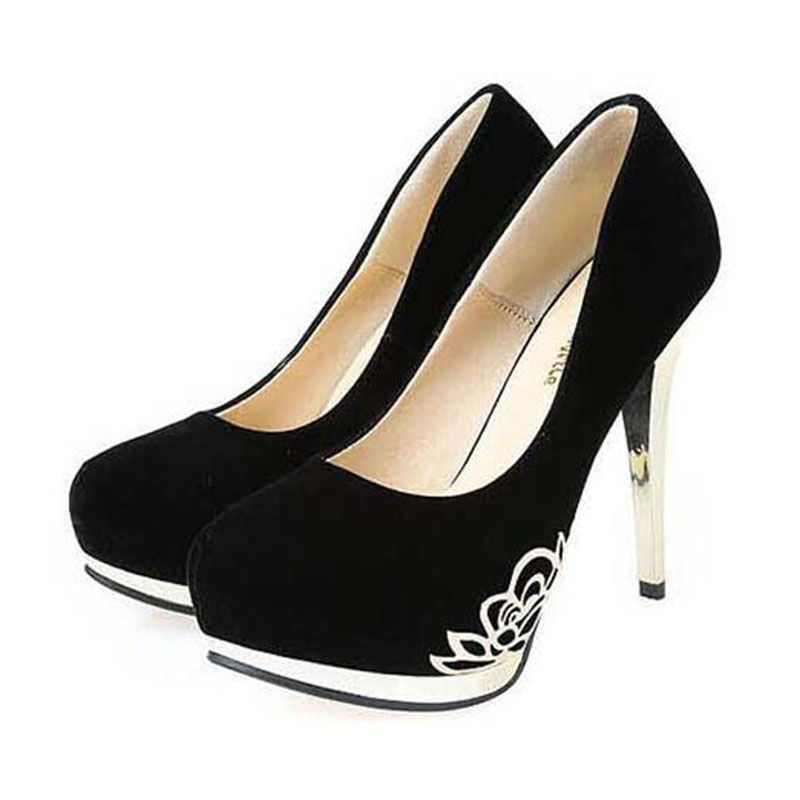 纤细的玉足让人挪不开眼，加上优雅高跟鞋，助你脚更美