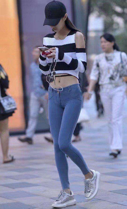 街拍: 小姐姐穿紧身裤秀长腿, 网友: 这腿让男人都要怀疑人生