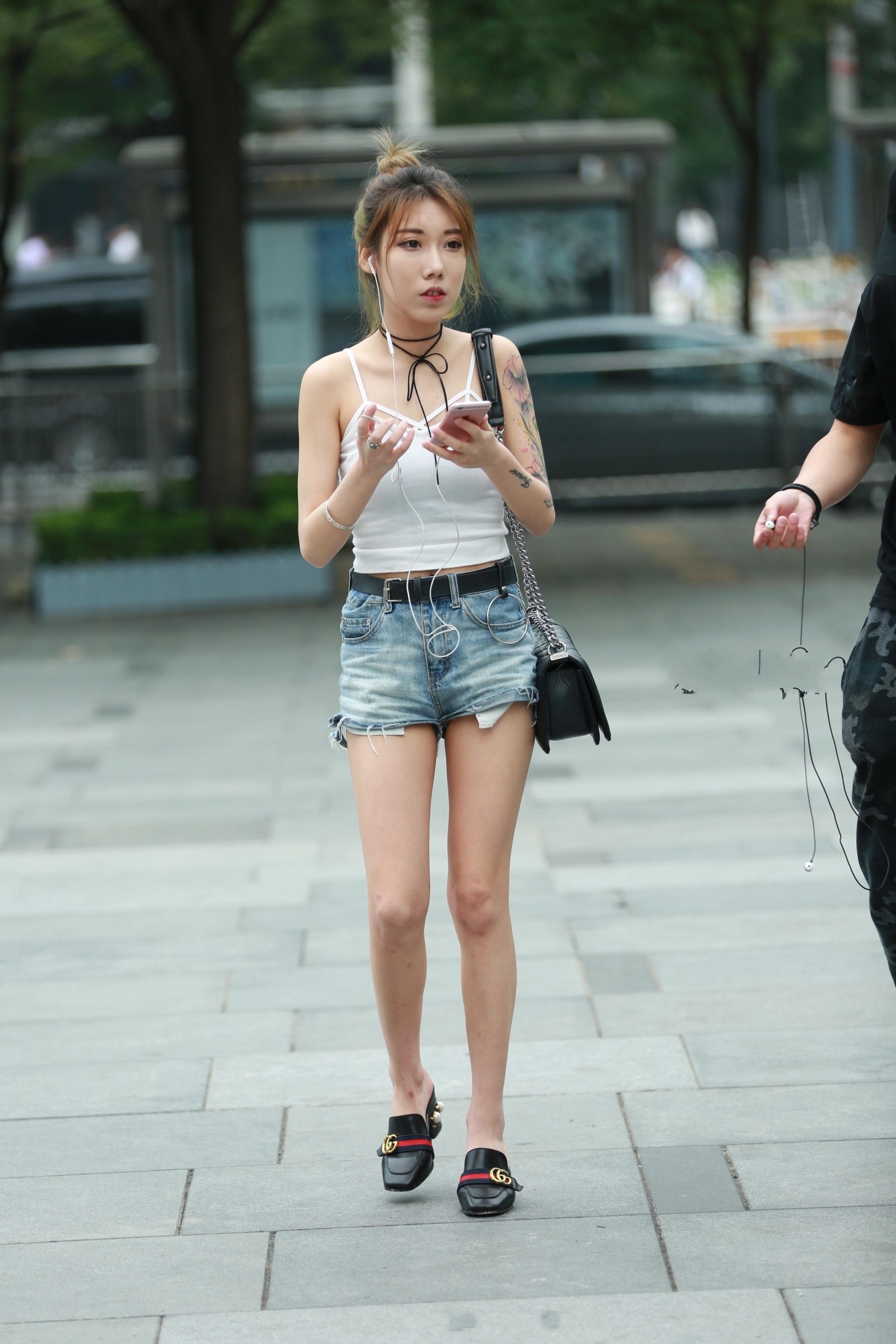 小姐姐短裤秀大腿，身体上的纹身完全盖过了身材