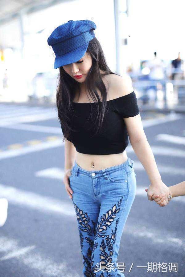 冉莹颖火辣露脐，牛仔裤开几十个破洞，网友：还戴肚脐钉，艳俗！