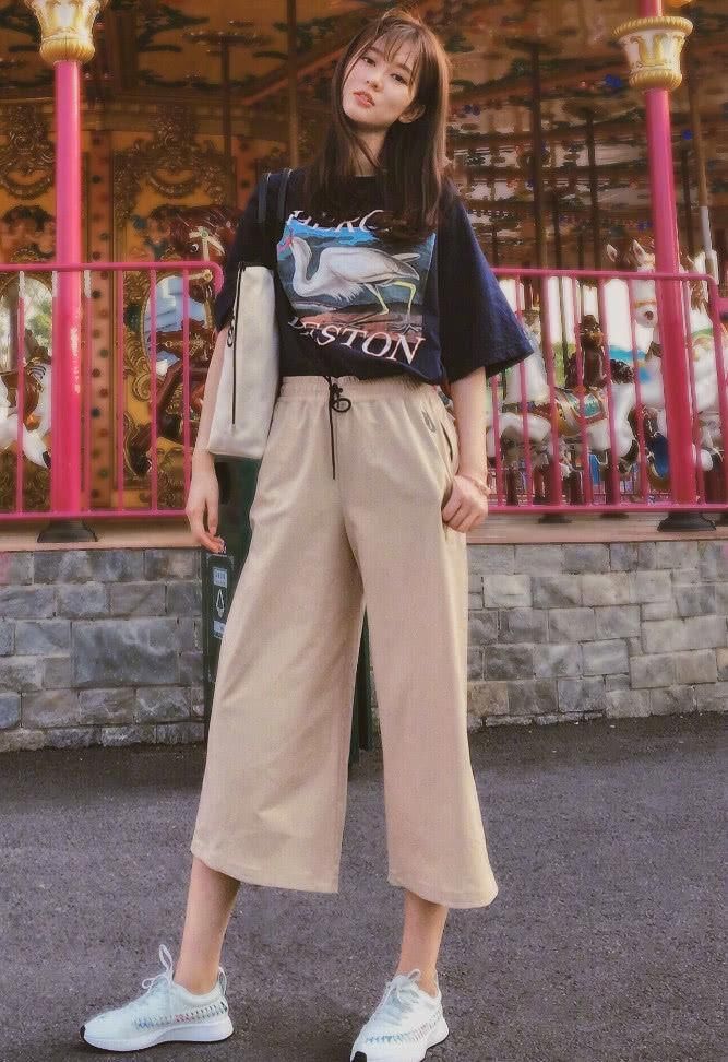 乔欣没法当安静美少女，露出小蛮腰就算了，还在短裤里翻出衬衫!