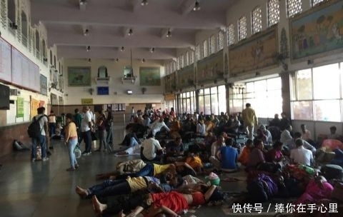 实拍印度首都火车站，火车上并没有“挂人”，比想象中要好一些