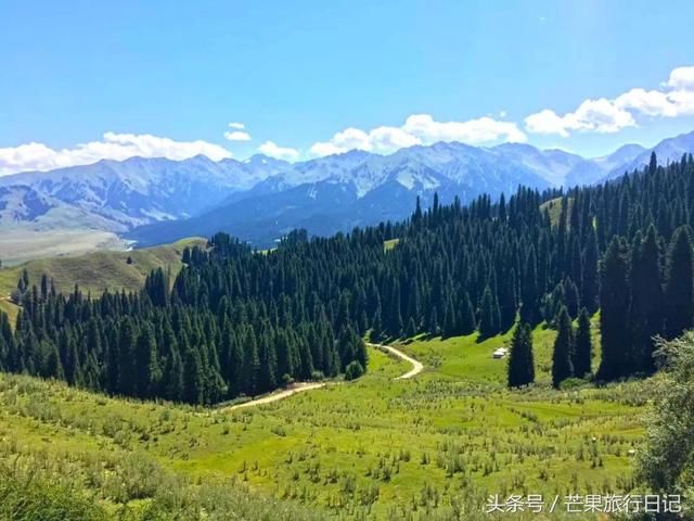 难怪都说新疆是中国最美的地方，随便一个村庄都宛如天堂