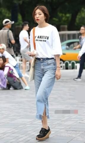 大破洞牛仔裤的个性,充满了十足的魅力,别样的显迷人!