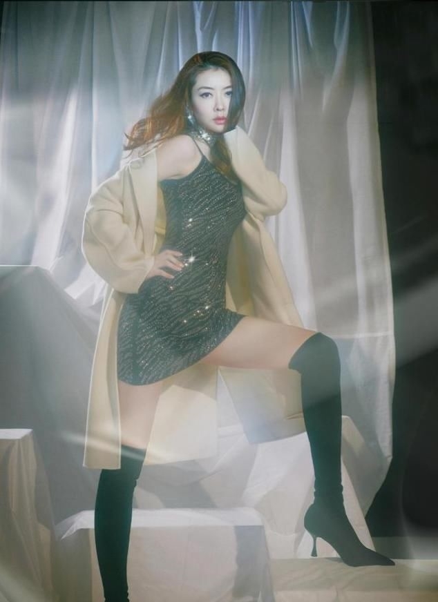 『 写真』穿吊带包臀裙搭配长筒靴拍摄写真,一双美腿长出天际,模特熊黛林