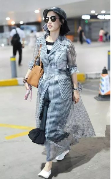 豪门太太黄圣依一身塑料亮相!35岁愣是嫩成15, 网友:杨子有福了