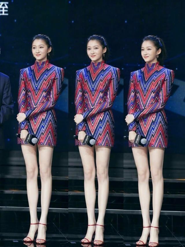 关晓彤打扮就知道秀腿，都不懂好好穿衣，真是可惜了这颜值！