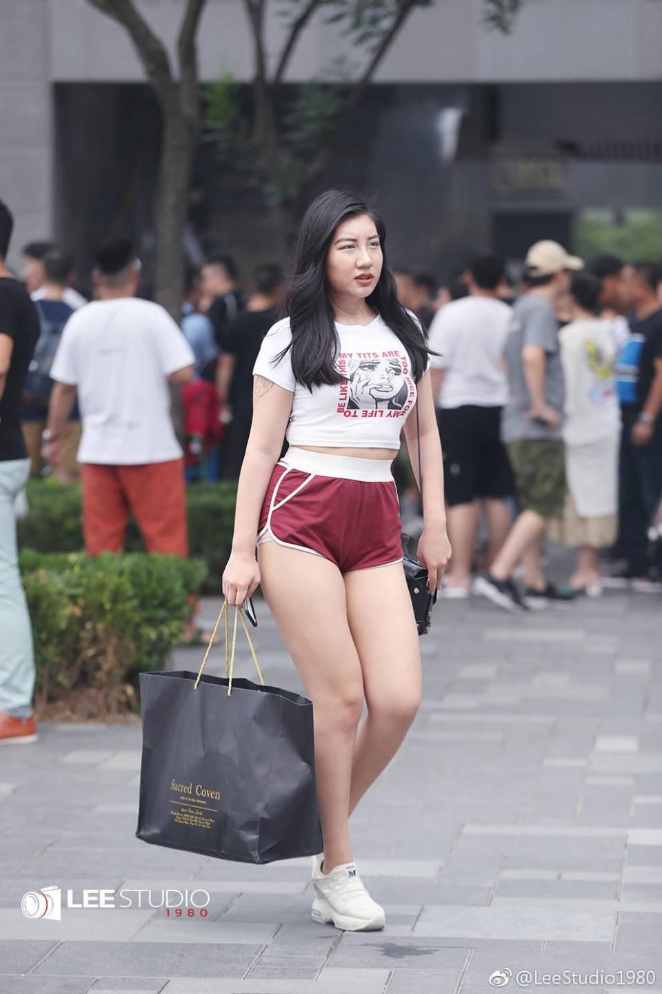 小姐姐枣红色运动短裤很漂亮，肉肉的身材前凸后翘谁能驾驭的了？