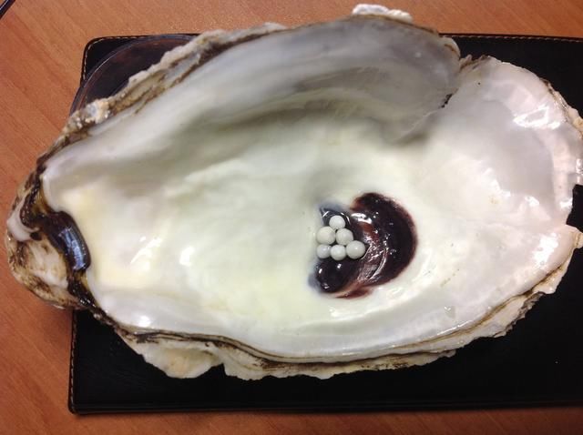 男子吃生蚝吃出珍珠,以为捡到宝,老板的话让其