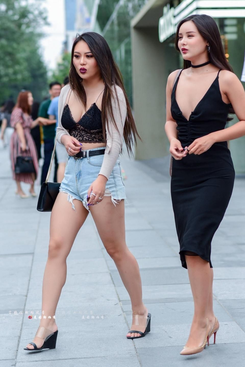 东莞街拍:东莞肉感黑色长裙美女，贴身低胸V领真是无限好风光