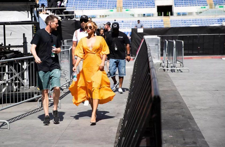 Angelababy穿Dior裙在跑男正经唱歌，这么美的纱裙何穗拿来套T恤?