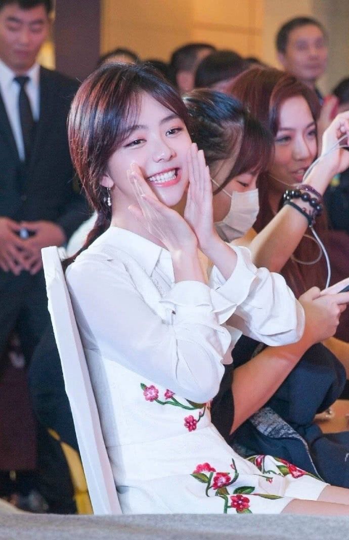 谭松韵这下玩大了，穿连体短裤秀曲线，腿却被P出2米长的效果！