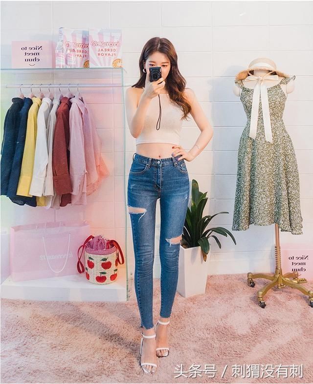 牛仔裤展现出小姐姐的曼妙身材，衬托的女人美貌动人！