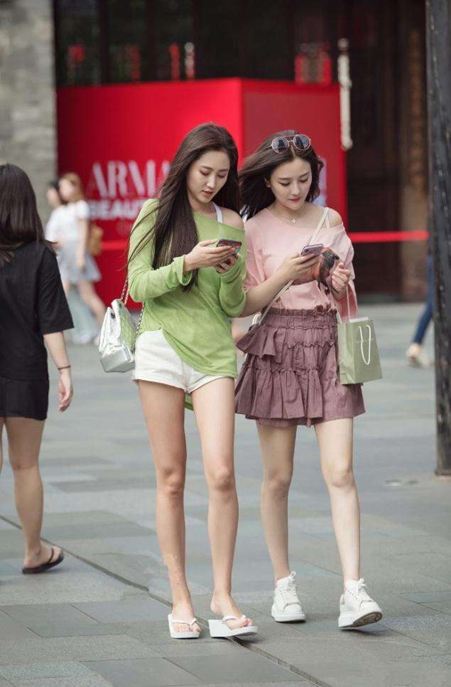 街拍：闺蜜逛街，一个比一个漂亮，她们是街上最靓丽的风景线！