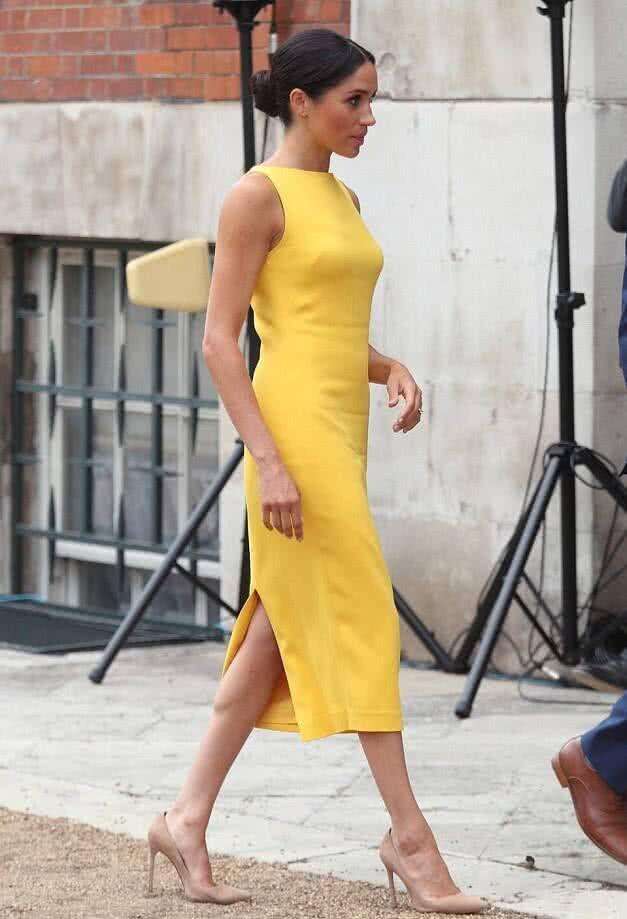 都是黄色连衣裙, 凯特王妃穿却比梅根美太多, 只因她多了这样东西