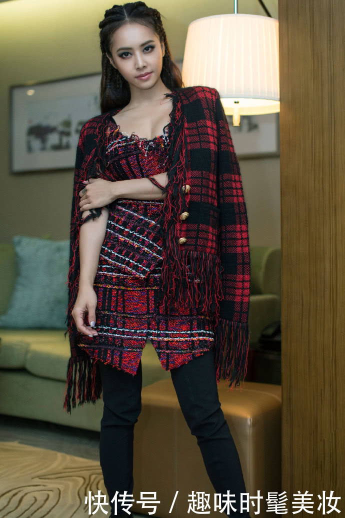 蔡依林太大胆了，全是钢丝网的短裙也敢穿，网友：不嫌勒得慌吗？