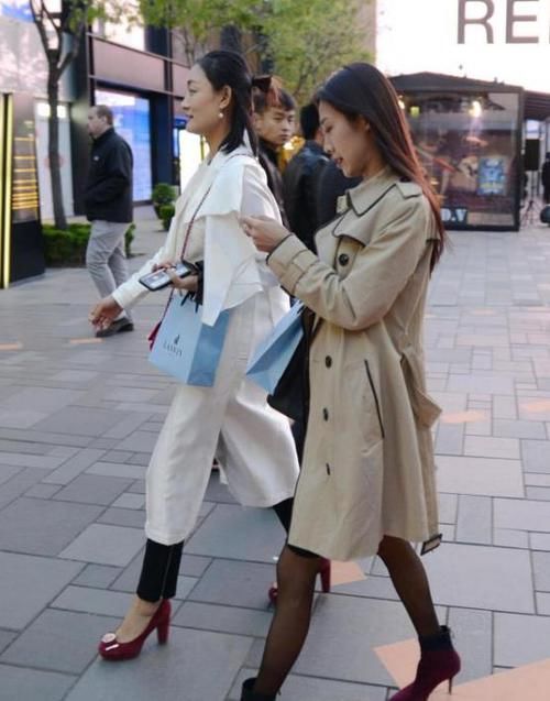  #美女#街拍：温柔可人的美女，一件黑色外套配黑色打底裤，青春靓丽迷人