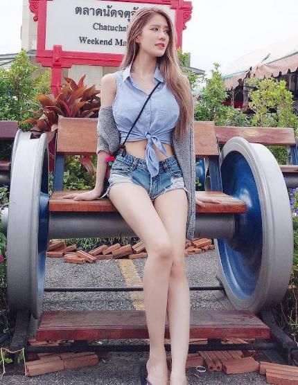 牛仔裤展现出小姐姐性感的身材，体现出十足的女人味