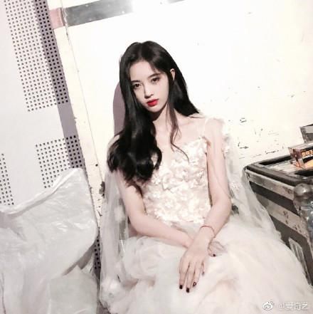 鞠婧祎的颜值暴击,身材暴击,你更喜欢哪个?