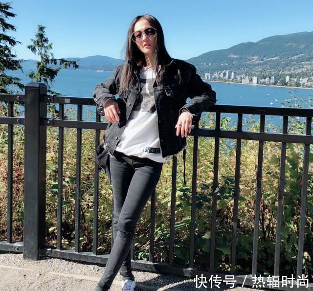 陈妍希一家三口现身机场, 大家却被她脚上的鞋子圈粉, 真心好看