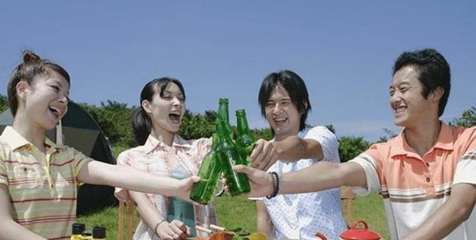  「玉米苗」山东一农民脑洞大开，一棵玉米苗旁边放个啤酒瓶，高